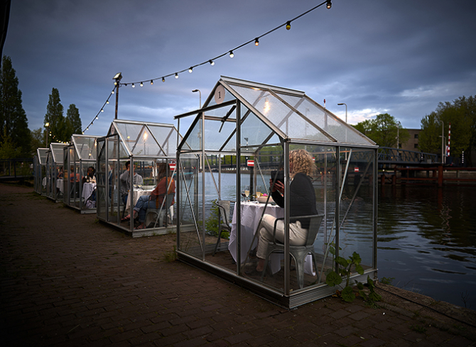 Амстердамын нэгэн ресторан цар тахлын үеэр ажиллах сонирхолтой шийдэл олжээ