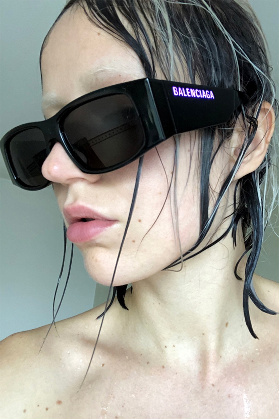 Balenciaga брэнд LED гэрэлтүүлэгтэй нарны шил гаргалаа