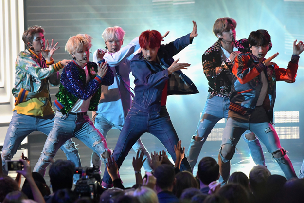 Өмнөд Солонгосын BTS хамтлаг American Music Awards ёслол дээр шуугиан тарилаа