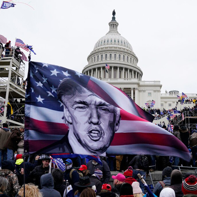 Трампыг дэмжигчид Капитолын ордон руу дайрч үймээн дэгдээснээр дөрвөн хүн амиа алджээ