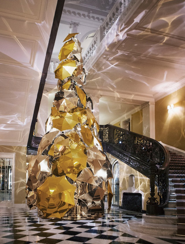 Claridge's зочид буудлын танхим дахь шинэ жилийн чимэглэл