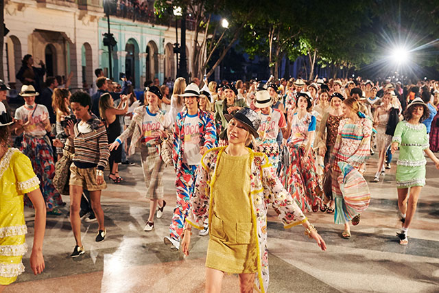 Куба улсад Chanel-ын аяллын цуглуулгын шоу болж өнгөрлөө