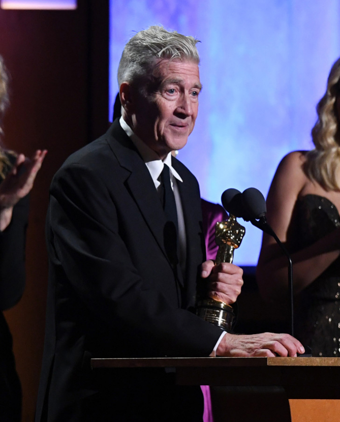 Дэвид Линч кино урлагт оруулсан хувь нэмрийнхээ төлөө Оскарын шагнал хүртлээ