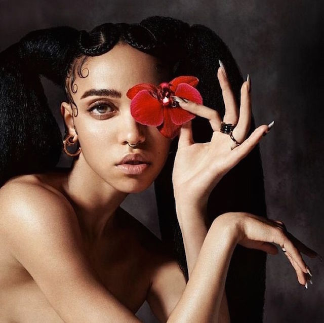 FKA Twigs сүрчиг гаргана