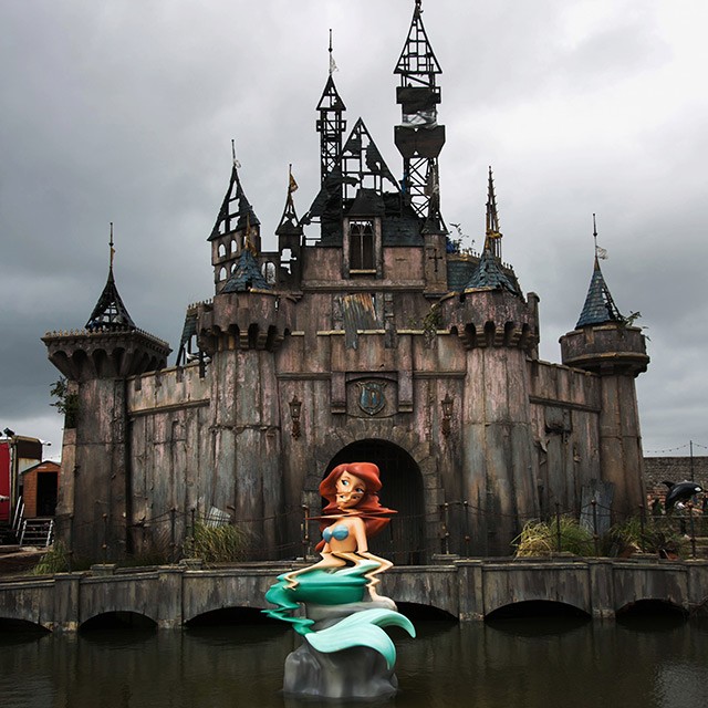 Бэнксигийн Dismaland-ыг дүрвэгсдийн лагерь луу шилжүүлэхээр болжээ