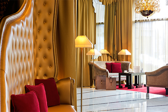 Парис хотоор аялж буй жуулчдын анхааралд: Hotel Barriere Le Fouquet’s зочид буудал