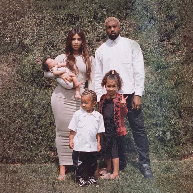 Ким Кардашьян бүрэн бүрэлдэхүүнээрээ авахуулсан гэр бүлийн анхны зургаа нийтэллээ