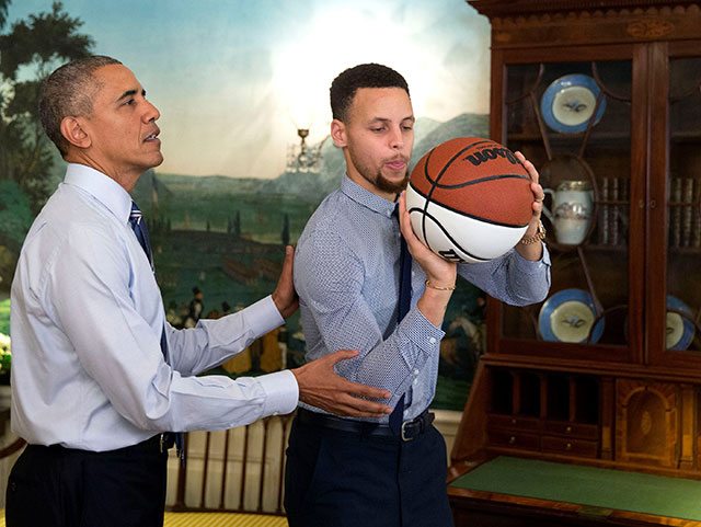 Барак Обама NBA-гийн тамирчинд бөмбөг шидэхийг заалаа