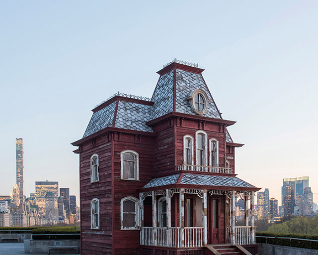 “Psycho” кинонд гардаг aймшигт байшин Метрополитен музейн дээвэр дээр баригджээ