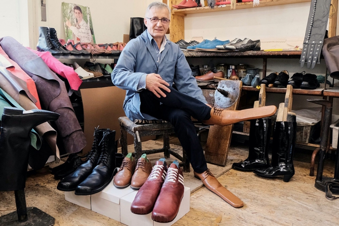 Румын улсын гуталчин хүмүүсийг хооронд нь зай бариулахын тулд 75 размерын гутал хийж байна