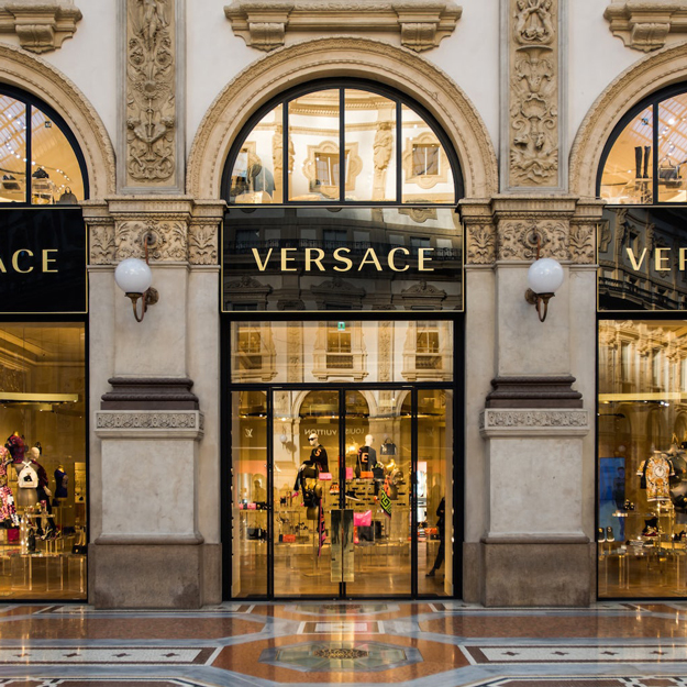Michael Kors домогт Versace брэндийг $2 тэрбумаар худалдан авахаар хэлэлцэж байна