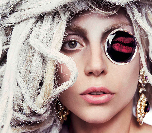 Леди Гага дахин мөстэй усанд орлоо