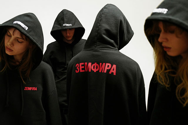 Vetements  “Земфира” бичигтэй малгайтай цамц гаргалаа