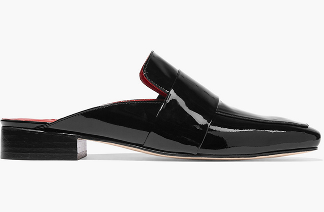 DORATEYMUR<p><a href=\"https://www.net-a-porter.com/ua/en/product/690937/dorateymur/filiskiye-patent-leather-slippers\" target=\"_blank\">net-a-porter.com</a></p>