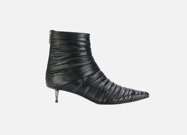 Богино түрийтэй гутал, Tom Ford<p><a id=\"\" style=\"\" href=\"https://www.farfetch.com/uk/shopping/women/tom-ford-kitten-heel-ankle-boots-item-12264151.aspx?storeid=9442&amp;size=29&amp;utm_source=Hy3bqNL2jtQ&amp;utm_medium=affiliate&amp;utm_campaign=Linkshareuk&amp;utm_content=10&amp;utm_term=UKNetwork\" target=\"_blank\">Farfetch</a></p>