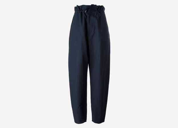 Stella McCartney<p><a id=\"\" style=\"\" target=\"_blank\" href=\"https://www.farfetch.com/uk/shopping/women/stella-mccartney-paperbag-waist-baggy-trousers-item-11978123.aspx?storeid=9178&amp;size=19&amp;utm_source=Hy3bqNL2jtQ&amp;utm_medium=affiliate&amp;utm_campaign=Linkshareuk&amp;utm_content=10&amp;utm_term=UKNetwork\">Farfetch.com</a></p>