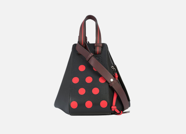 Цүнх, Loewe<p><a id=\"\" style=\"\" href=\"https://www.farfetch.com/ru/shopping/women/loewe-hammock-polka-dot-bag-item-12415449.aspx?storeid=9324&amp;from=search\" target=\"_blank\">Farfetch</a></p>