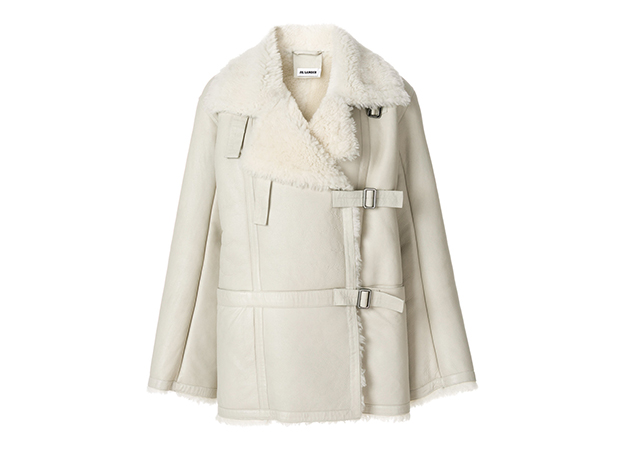 Jil Sander<p><a style=\"\" target=\"_blank\" href=\"https://www.farfetch.com/ru/shopping/women/jil-sander-dushamble-shearling-jacket-item-12384863.aspx\">Farfetch</a></p>