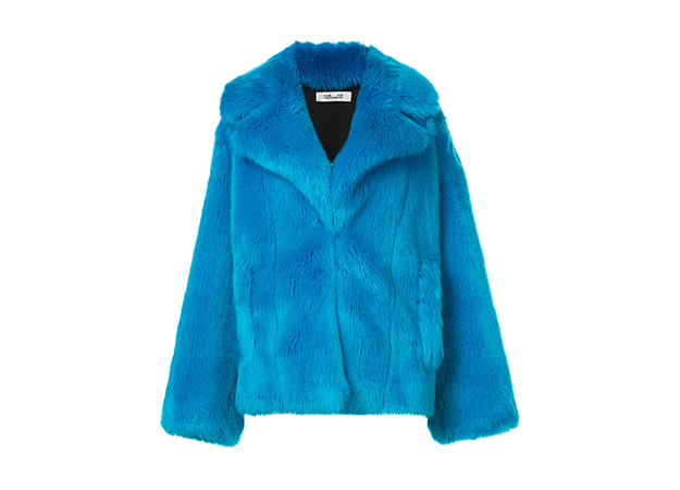 DVF Diane von Furstenberg<p><a style=\"\" target=\"_blank\" href=\"https://www.farfetch.com/ru/shopping/women/dvf-diane-von-furstenberg-faux-fur-collared-jacket-item-12232315.aspx\">Farfetch</a></p>