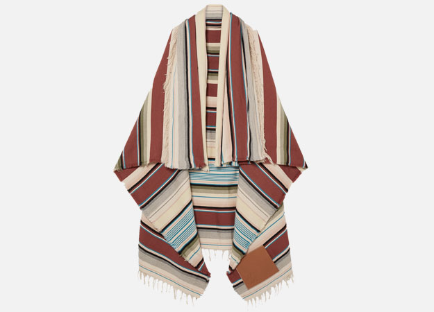 Loewe<p><a id=\"\" style=\"\" href=\"https://www.net-a-porter.com/ru/en/product/1008613/Loewe/leather-appliqued-striped-wool-blend-scarf\" target=\"_blank\">net-a-porter.com</a></p>