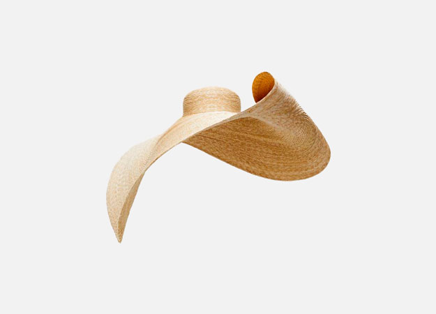 <p><a style=\"\" target=\"_blank\" href=\"https://www.jacquemus.com/product/le-grand-chapeau-bomba/\">Jacquemus</a></p>