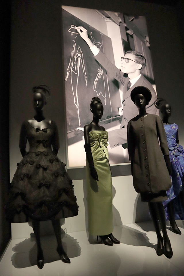 Амьд ахуйд нь туслахаар ажиллаж байсан Ив Сен Лоран 21-хэн насандаа 1957 онд Christian Dior-ын залгамжлагч болжээ. Трапеци хэлбэртэй анхны цуглуулга нь амжилтанд хүрсэн бөгөөд 1960 онд цэрэгт татагдталаа Dior-т ажилласан.