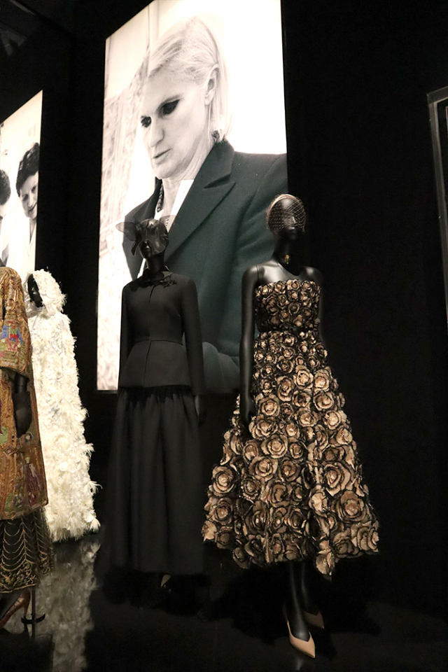 Мария Грация Кьюри 2016 оноос бүтээлч захирал бөгөөд Dior загварын ордны түүхэн дэх хамгийн анхны эмэгтэй бүтээлч удирдлага.